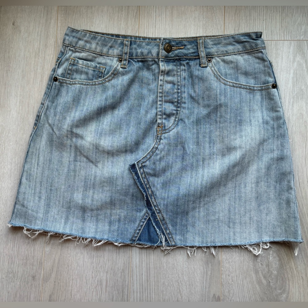 FOREVER 21 | Denim Skirt with Frayed Edge M